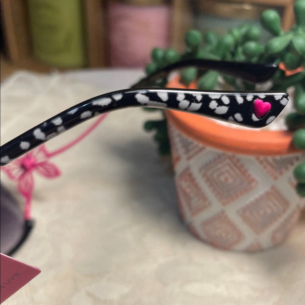 🦋🦋🦋BOGOHO🦋🦋🦋Chic Black and Pink Betsy Johnson Butterfly Sunglasses - Picture 6 of 7